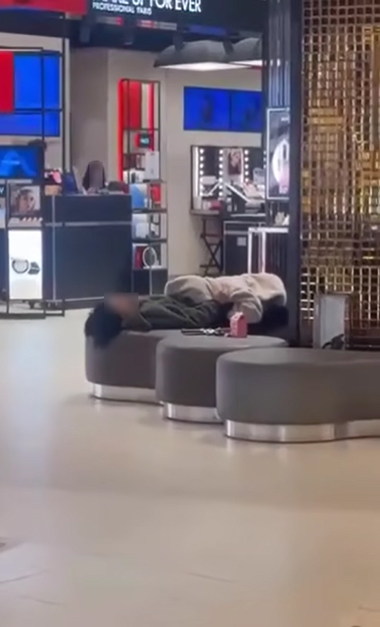 คู่รักใจกล้ากลางห้าง