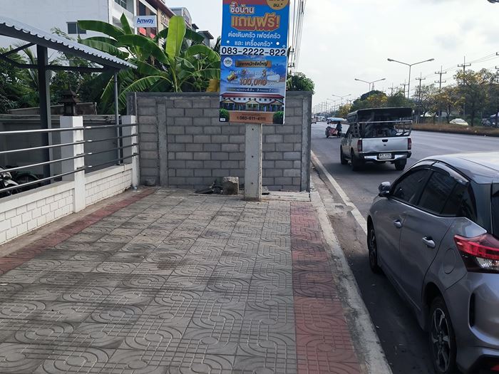 รั้วทับทางเท้า