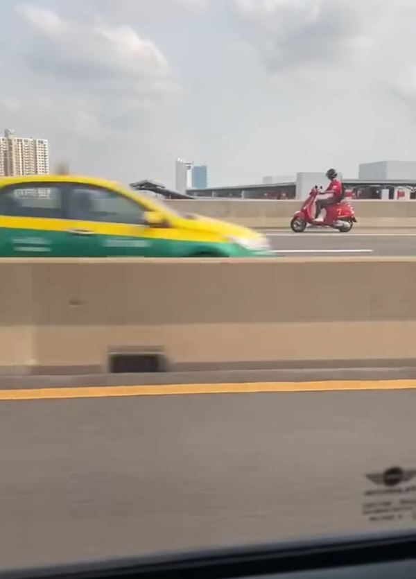 มอเตอร์ไซค์ย้อนศรบนทางด่วน