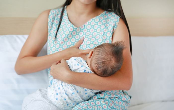 แม่ให้นมลูก