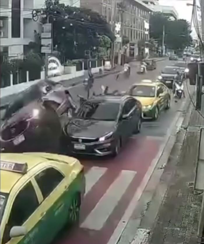 ชนสนั่นจนรถตะแคง