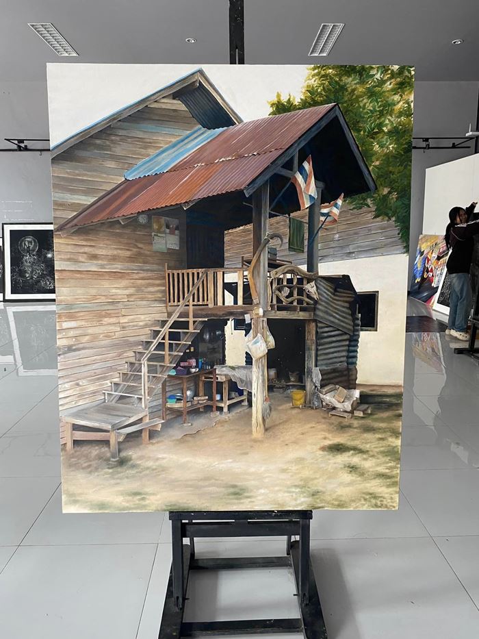 ภาพบ้านไม้โบราณ ที่เห็นไม่ใช่รูปถ่าย แต่เป็นภาพวาดสีน้ำมัน