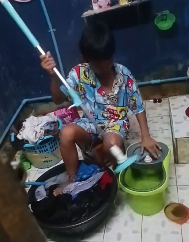 ลูกชายซักผ้าใช้ม็อบปั่นแห้ง แทนใช้มือบิดผ้า