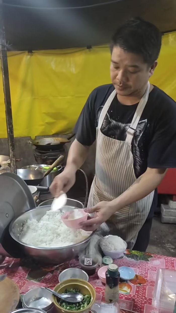 ลุงมีเงิน 8 บาท ขอซื้อข้าวเปล่า พ่อค้าไม่ขาย