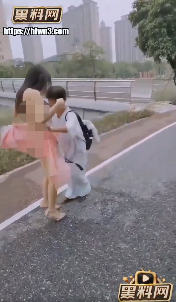 สาวทำคลิป 18+ เดินเปลือยกายในสวน พีคเจอป้าช็อตฟีล