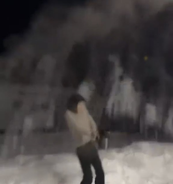 สาวท้าหิมะ สาดน้ำร้อนขึ้นฟ้า หวังได้ภาพสวยตามเทรนด์ แต่ผิดคาด