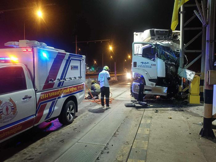 คนขับ 10 ล้อพุ่งชนด่าน เมียตาย