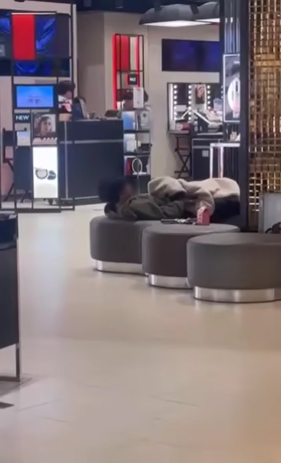 คู่รักใจกล้ากลางห้าง