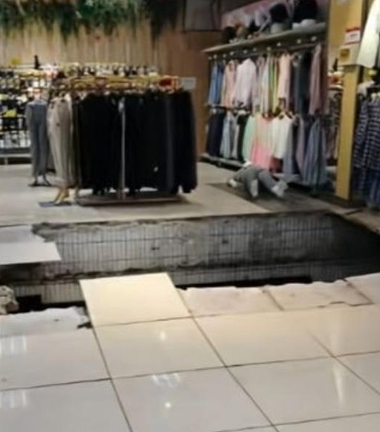 พื้นห้างถล่มเป็นรู