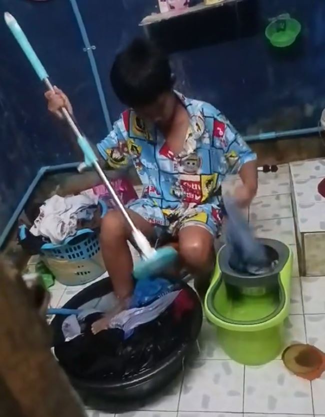 ลูกชายซักผ้าใช้ม็อบปั่นแห้ง แทนใช้มือบิดผ้า