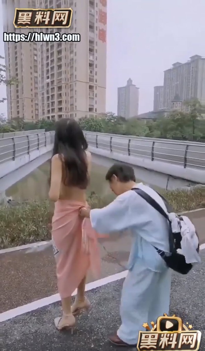 สาวทำคลิป 18+ เดินเปลือยกายในสวน พีคเจอป้าช็อตฟีล