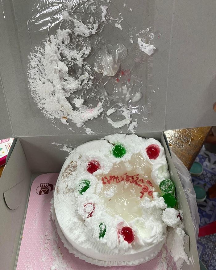 ครูซื้อเค้กให้นักเรียน