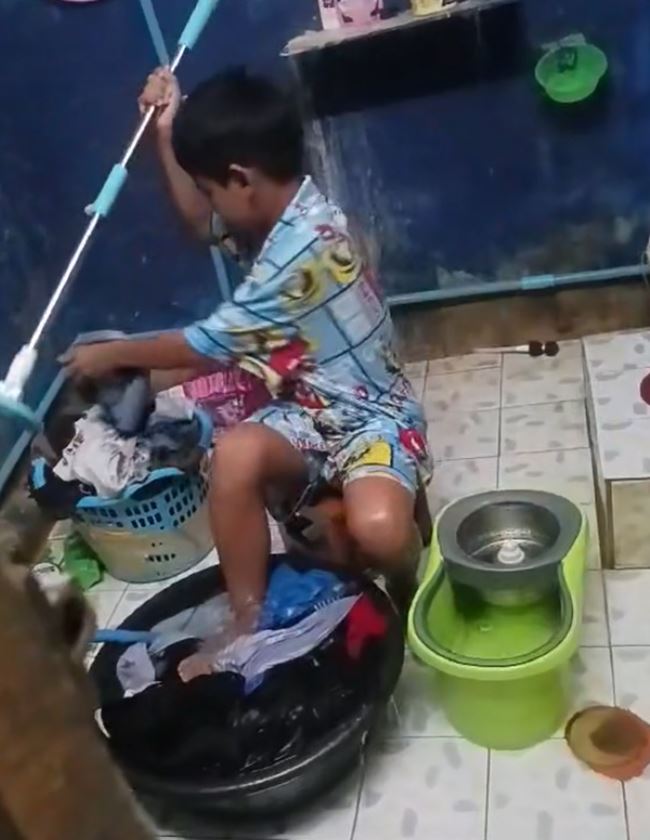 ลูกชายซักผ้าใช้ม็อบปั่นแห้ง แทนใช้มือบิดผ้า