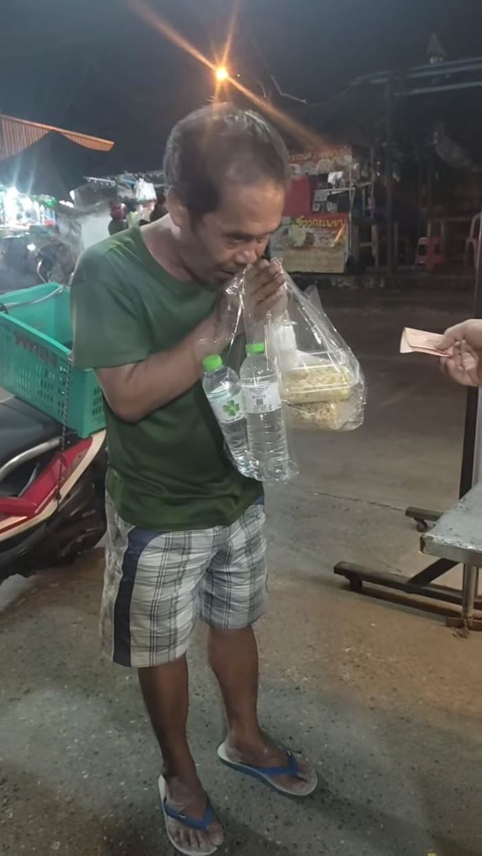 ลุงมีเงิน 8 บาท ขอซื้อข้าวเปล่า พ่อค้าไม่ขาย