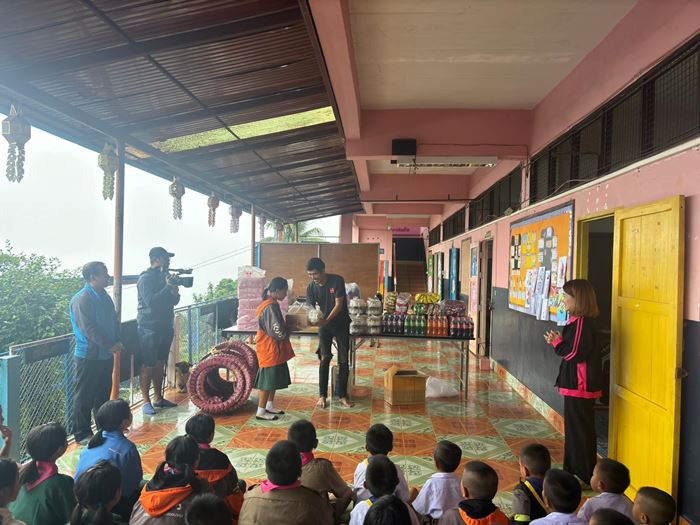 ครูซื้อเค้กให้นักเรียน