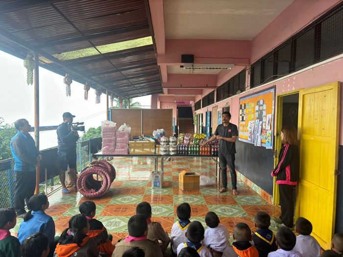 ครูซื้อเค้กให้นักเรียน