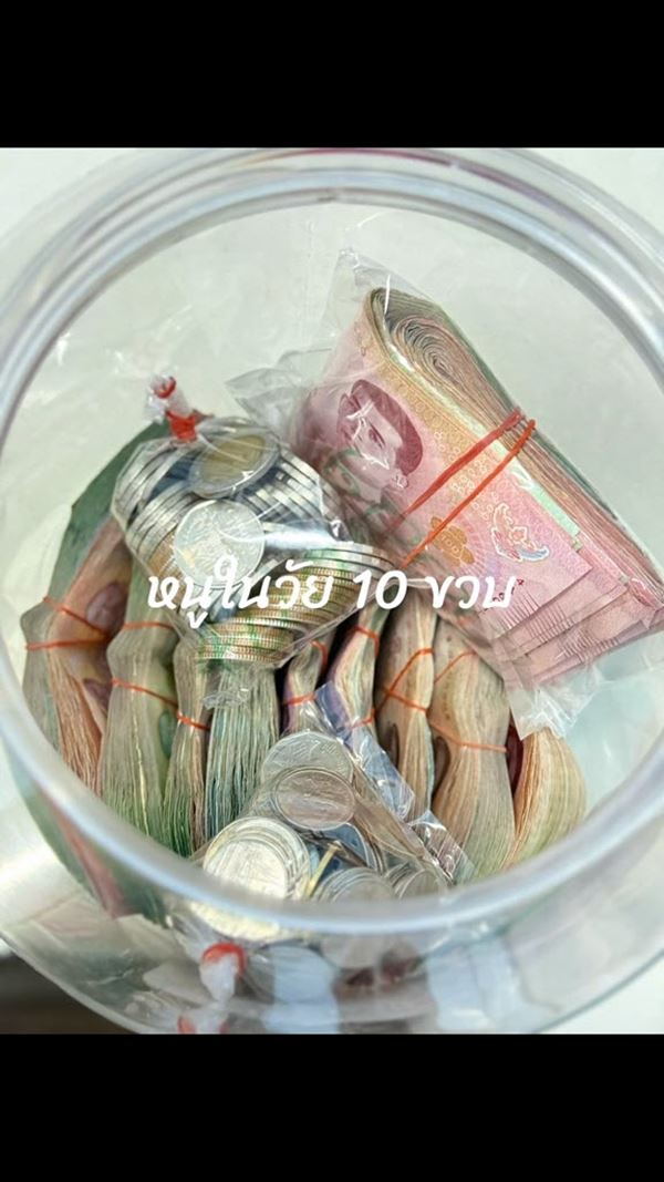 เด็กหญิงวัย 10 ขวบใช้เวลาว่างเดินเร่ขายของ หาเงินได้ฟ่อนใหญ่