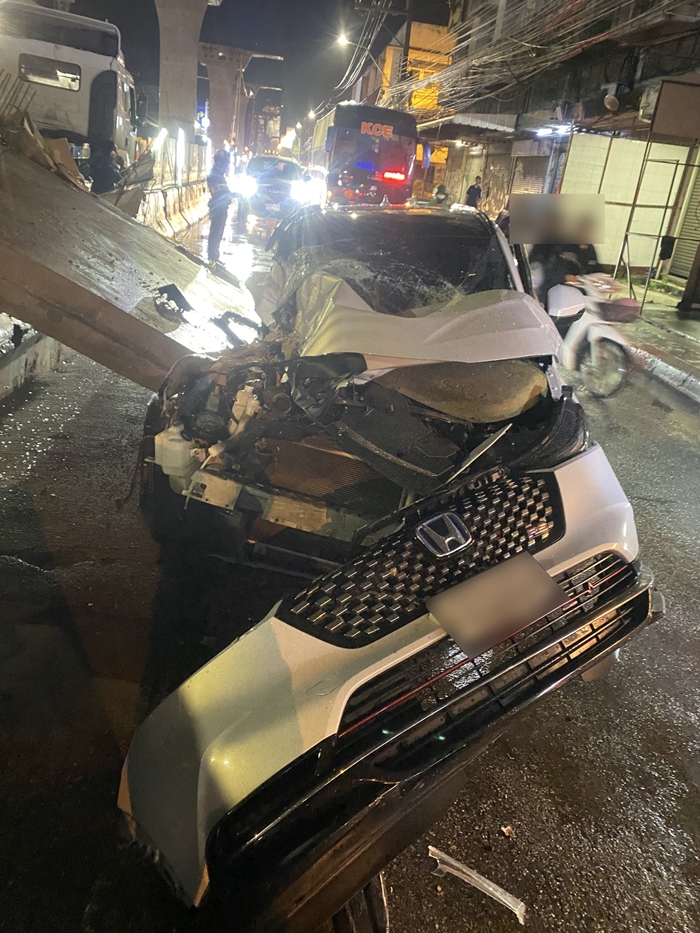 แผ่นปูนหล่นใส่รถเก๋ง