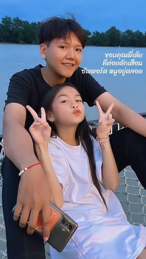 เด็กหญิงวัย 10 ขวบใช้เวลาว่างเดินเร่ขายของ หาเงินได้ฟ่อนใหญ่