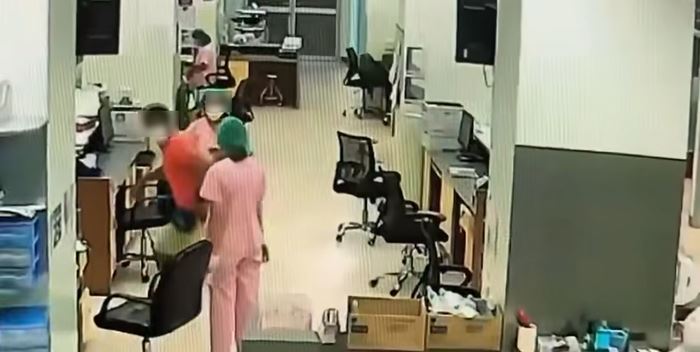 ชายตบหน้าพยาบาล ง้างสุดมือ ซัดไป 3 รอบ