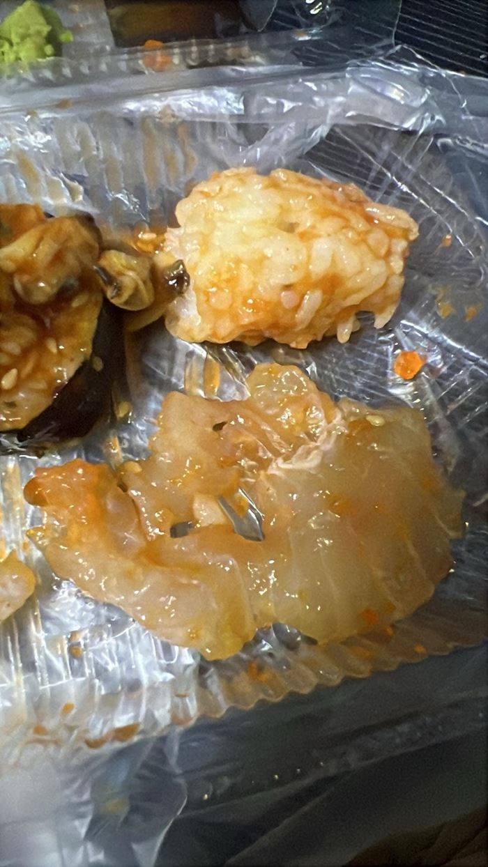 กินซูชิแซลมอนคำแรกแล้วคายทิ้ง เป็นปลาดอลลี่ดิบเคลือบส้ม