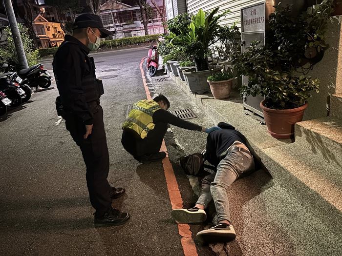 หนุ่มนอนเมาแอ๋ข้างถนน ข้างตัวมีเงิน 5 แสน ยัดใส่กระเป๋าไว้ไม่สนใจ