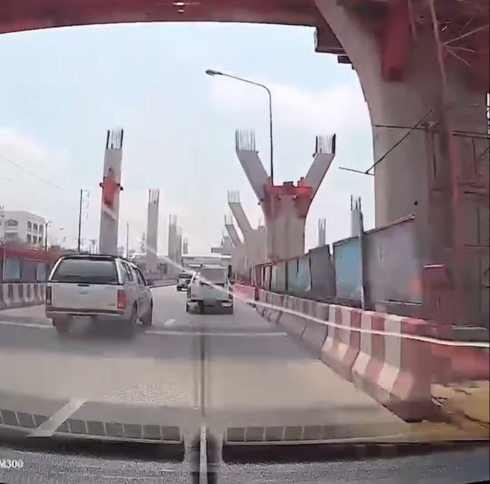 พระราม 2 อีกแล้ว คนใช้รถเสียววาบ ของหล่นจากไซต์งาน