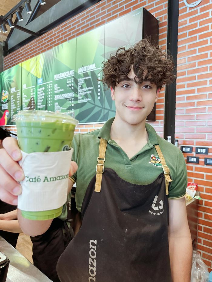 หนุ่มหล่อลูกครึ่ง เป็นบาริสต้า คาเฟ่ อเมซอน