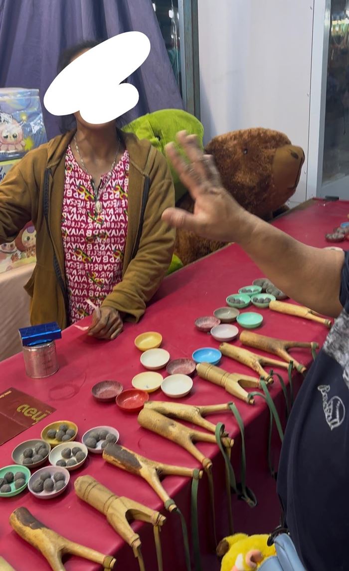 แฉร้านยิงหนังสติ๊ก งานฤดูหนาว กองละ 20 บาท แต่เล่นเสร็จ โดนคิดเงิน 1,200