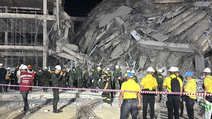 พบสัญญาณชีพ 15 คน ใต้ซากตึกถล่ม