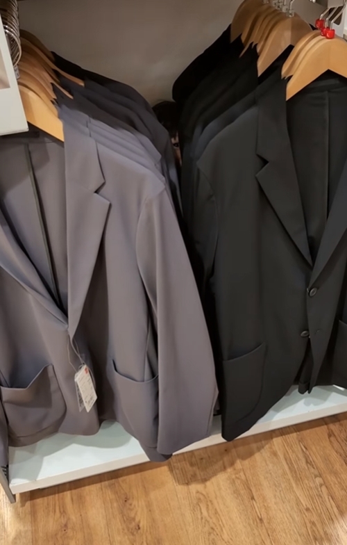 พาลูกสาวเข้าร้านดัง ให้แอบนั่งอึหลังราวแขวนเสื้อ