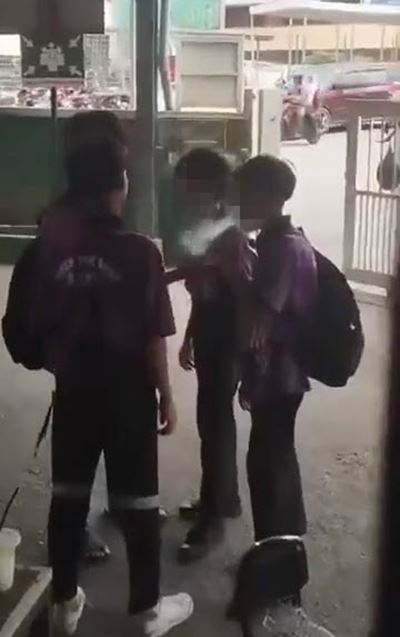 แก๊งเด็กรวมตัว สูบบุหรี่ไฟฟ้าใกล้สุเหร่ามาเลเซีย