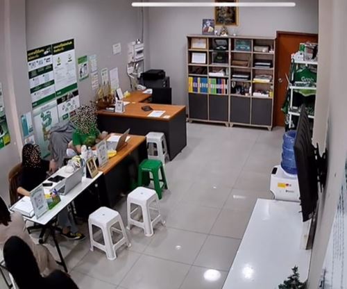พนักงานแกร็บเดินเข้าร้านไปซื้อของ เห็นชุดแล้วรู้เลยทำไมกลัว