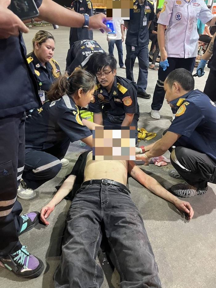 เป๊ก ผลิตโชค โดนแทงที่ปั๊มกลางดึก กู้ภัยหามส่ง รพ.