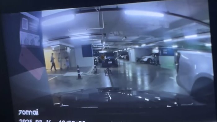 ครอบครัวเดินออกจากห้าง ผลักประตูกระจก จู่ ๆ ร่วงแตกทั้งบาน