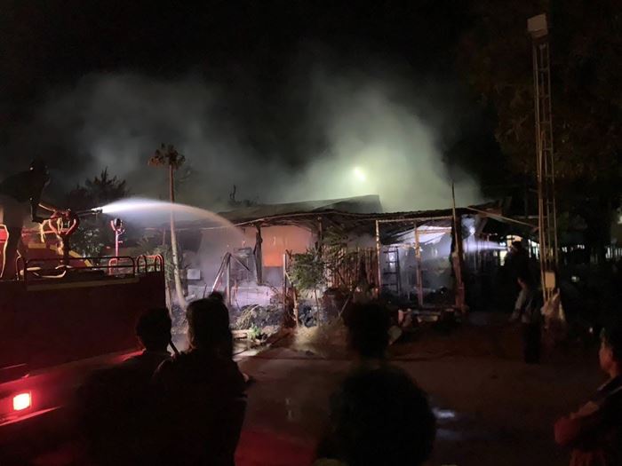 ไฟไหม้ร้านค้ากลางดึก สุดสลด พ่อ แม่ ลูก 3 ชีวิต 