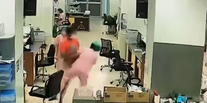 ชายตบหน้าพยาบาล ง้างสุดมือ ซัดไป 3 รอบ