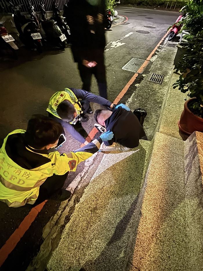 หนุ่มนอนเมาแอ๋ข้างถนน ข้างตัวมีเงิน 5 แสน ยัดใส่กระเป๋าไว้ไม่สนใจ