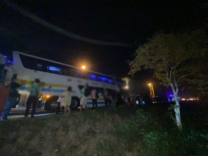 รสบัสชนกัน ซ้ำชนรถพ่วง เจ็บอื้อ 18 ราย