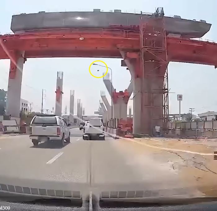 พระราม 2 อีกแล้ว คนใช้รถเสียววาบ ของหล่นจากไซต์งาน