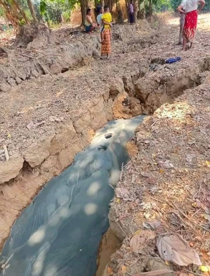 โคลนปริศนาผุดจากรอยแยกหลังแผ่นดินไหว