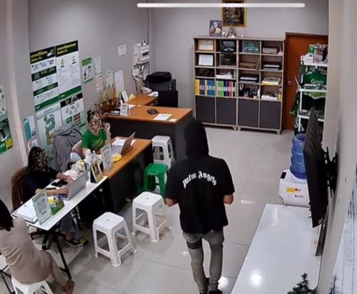 พนักงานแกร็บเดินเข้าร้านไปซื้อของ เห็นชุดแล้วรู้เลยทำไมกลัว