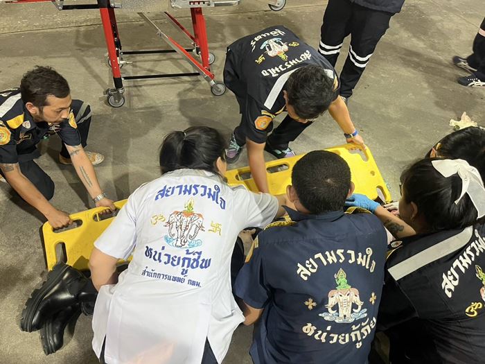 เป๊ก ผลิตโชค โดนแทงที่ปั๊มกลางดึก กู้ภัยหามส่ง รพ.