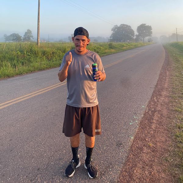 ชายไร้บ้าน โผล่งานวิ่ง 8 กม. สภาพรองเท้าแตะจนเป็นไวรัล