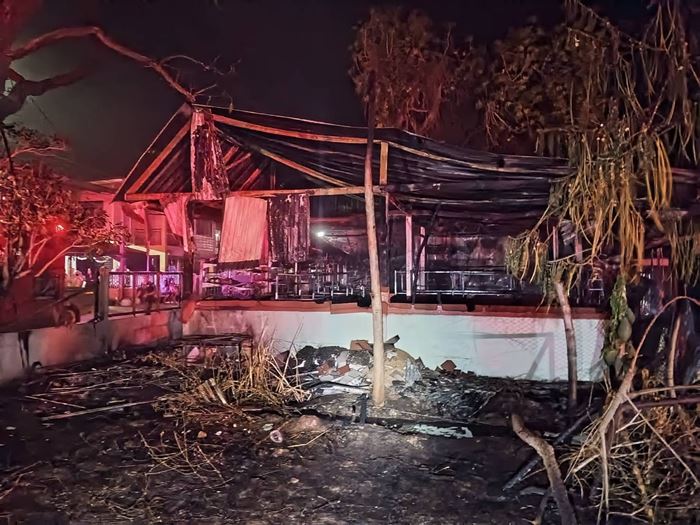 ไฟไหม้ร้านค้ากลางดึก สุดสลด พ่อ แม่ ลูก 3 ชีวิต 