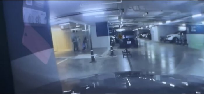 ครอบครัวเดินออกจากห้าง ผลักประตูกระจก จู่ ๆ ร่วงแตกทั้งบาน