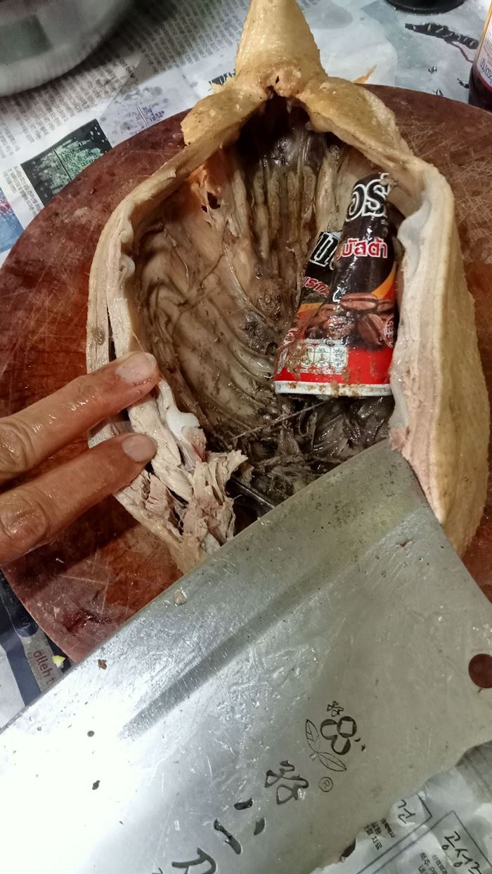 ซื้อเป็ดในช่วงตรุษจีน แค่ใช้มีดฟันก็มีของแข็งข้างใน
