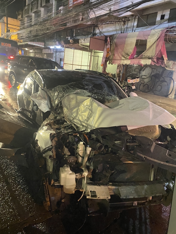 แผ่นปูนหล่นใส่รถเก๋ง