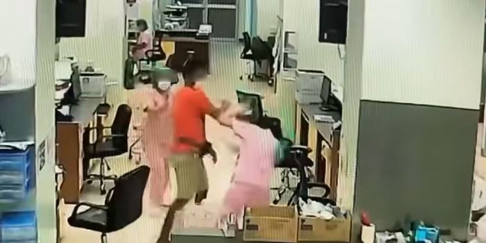 ชายตบหน้าพยาบาล ง้างสุดมือ ซัดไป 3 รอบ