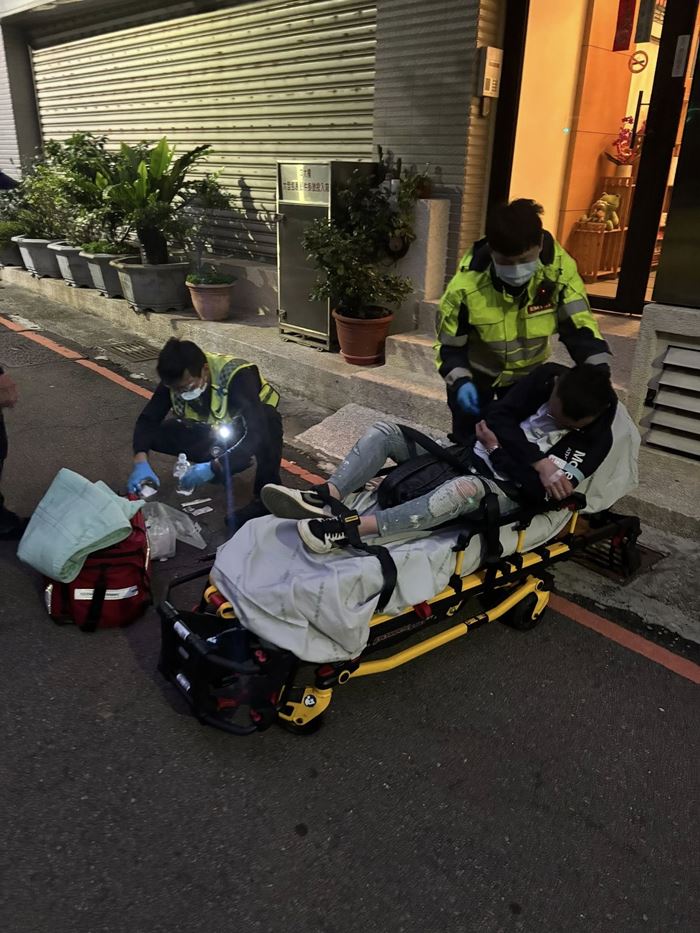 หนุ่มนอนเมาแอ๋ข้างถนน ข้างตัวมีเงิน 5 แสน ยัดใส่กระเป๋าไว้ไม่สนใจ